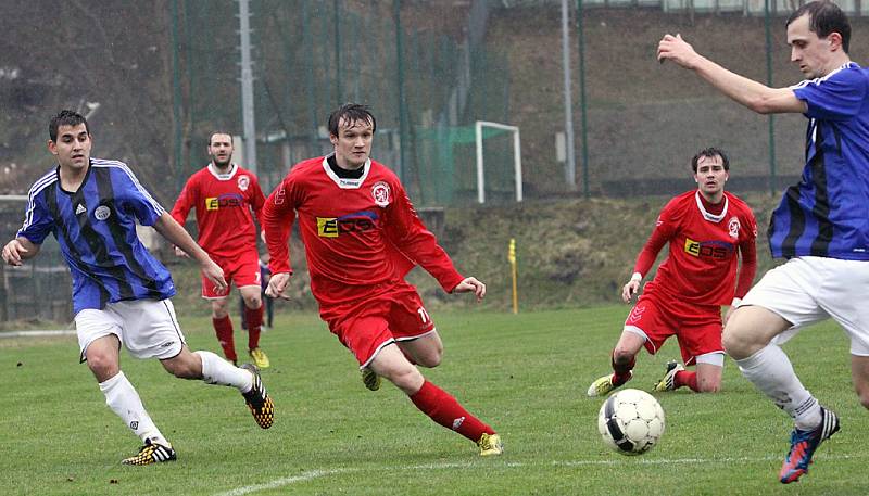 Fotbalisté Neštěmic (červení) doma porazili Bílinu 3:2 po penaltách.