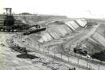 Snímek z povrchového dolu Quido 4. Na kolejích se pohybovaly již tehdy elektrické lokomotivy od firmy AEG. 