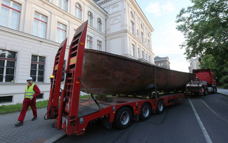 Čtyřtunový kolos dorazil v pátek večer před Muzeum města Ústí.