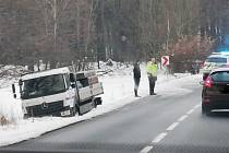 Nehoda nákladního vozu na silnici mezi Tisou a Libouchcem.