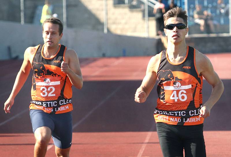 Baráž o extraligu v atletice mužů, září 2018 v Ústí nad Labem. Foto: Deník/Rudolf Hoffmann. Benda (32) a Pajak (46)