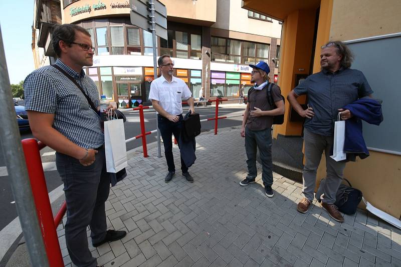 Politici a novináři se scházejí před ústeckou redakcí Deníku, odkud vyrazí autobusem do Mostu
