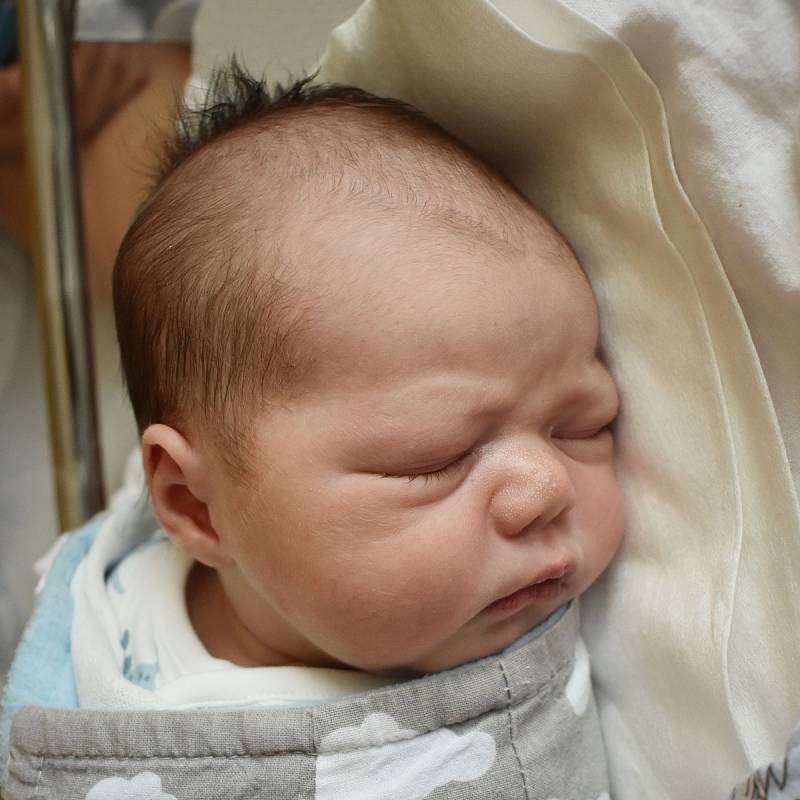 Tobiáš Klein se narodil 17. října ve 13.35 hodin mamince Denise Zvolské z Bíliny. Měřil 49 cm a vážil 3,60 kg.