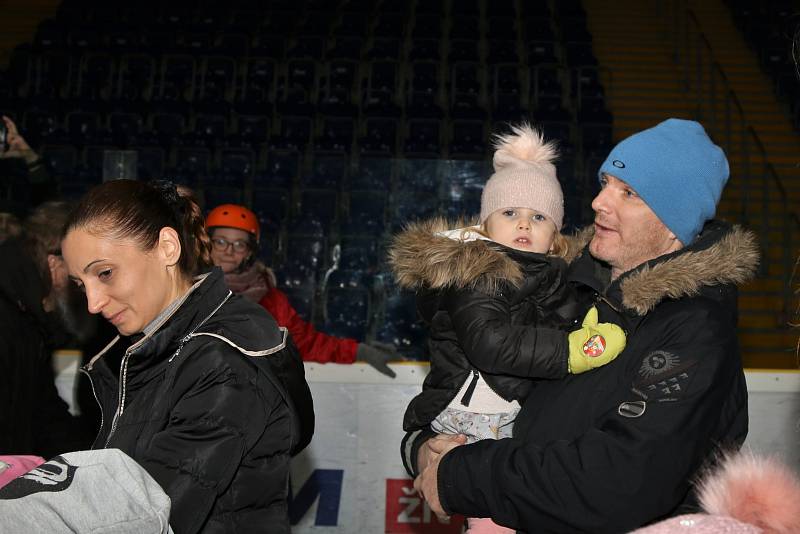 Mikulášské bruslení na zimním stadionu.