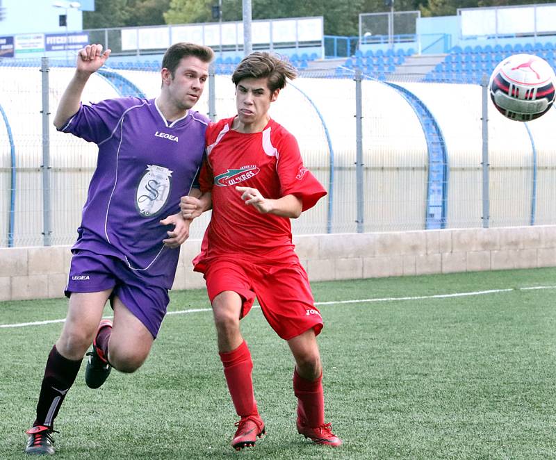 Fotbalisté Telnice (ve fialovém) zvítězili na hřišti Skorotic 3:0.