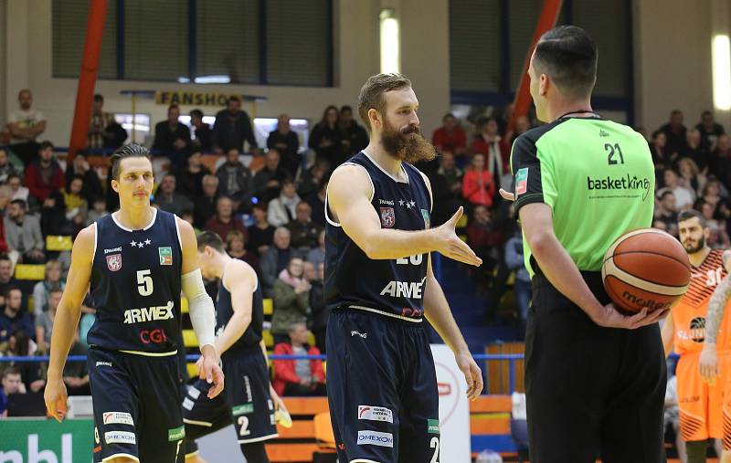 Basketbalové derby mezi Ústím a Děčínem.