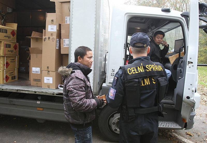 Celníci nacházeli padělky zboží a nekolkovaných cigaret v různých skrýších. Cigarety byly například v úkrytu v radiátorech, léky byly schované v opuštěném vozidle.