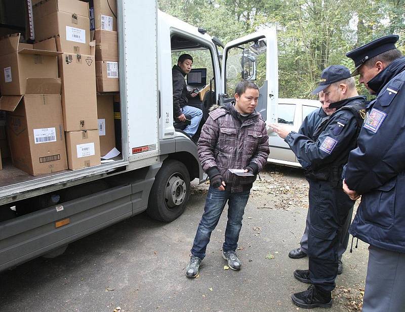 Celníci nacházeli padělky zboží a nekolkovaných cigaret v různých skrýších. Cigarety byly například v úkrytu v radiátorech, léky byly schované v opuštěném vozidle.