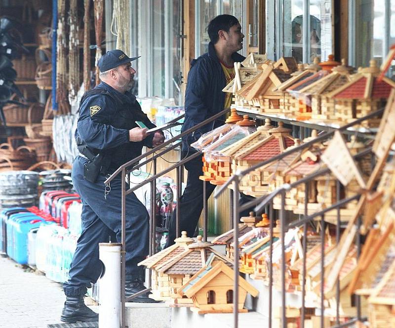 Celníci nacházeli padělky zboží a nekolkovaných cigaret v různých skrýších. Cigarety byly například v úkrytu v radiátorech, léky byly schované v opuštěném vozidle.