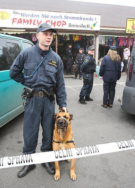 Celníci nacházeli padělky zboží a nekolkovaných cigaret v různých skrýších. Cigarety byly například v úkrytu v radiátorech, léky byly schované v opuštěném vozidle.