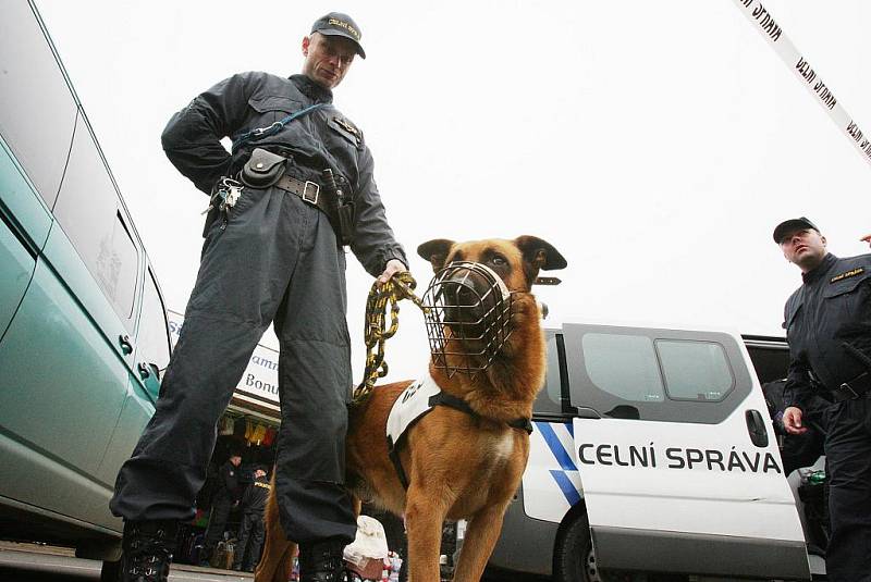 Celníci nacházeli padělky zboží a nekolkovaných cigaret v různých skrýších. Cigarety byly například v úkrytu v radiátorech, léky byly schované v opuštěném vozidle.