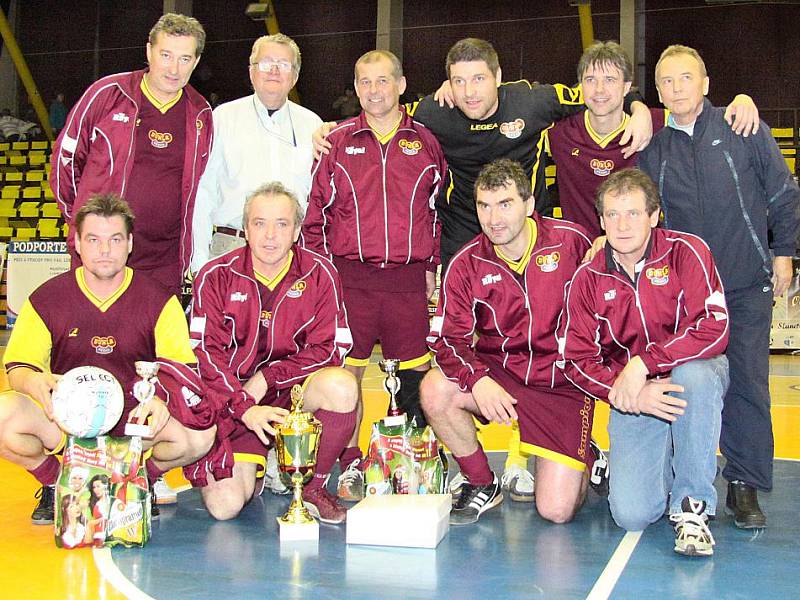 Jan Suchopárek (druhý zprava dole) pomohl Dukle k vítězství na Old Boys Cupu.