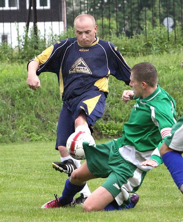 Fotbalisté Svádova (zelení) doma porazili Hostovice 5:2. 