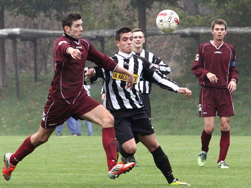 Fotbalisté Trmic (vínové dresy) doma porazili Malšovice 1:0 po penaltách.