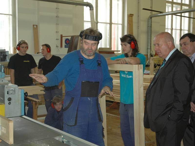 Hejtman Oldřich Bubeníček si prohlédl okolí školy i odborné dílny.