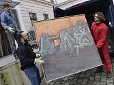 Stěhování obrazů do Muzea města Ústí nad Labem.