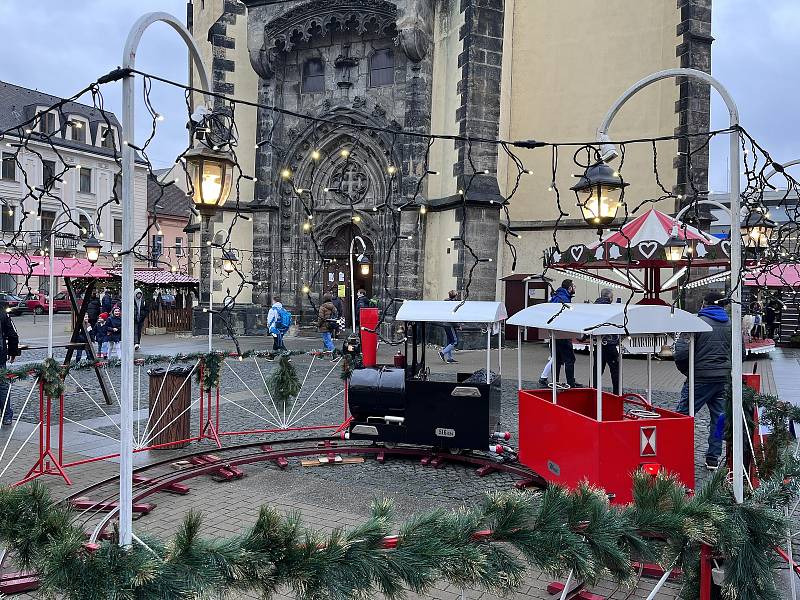 Ústecká obchodní centra už se připravila na předvánoční shon. Ústečané ale zatím příliš nadšením nehýří. Drtí je starosti a drahota.