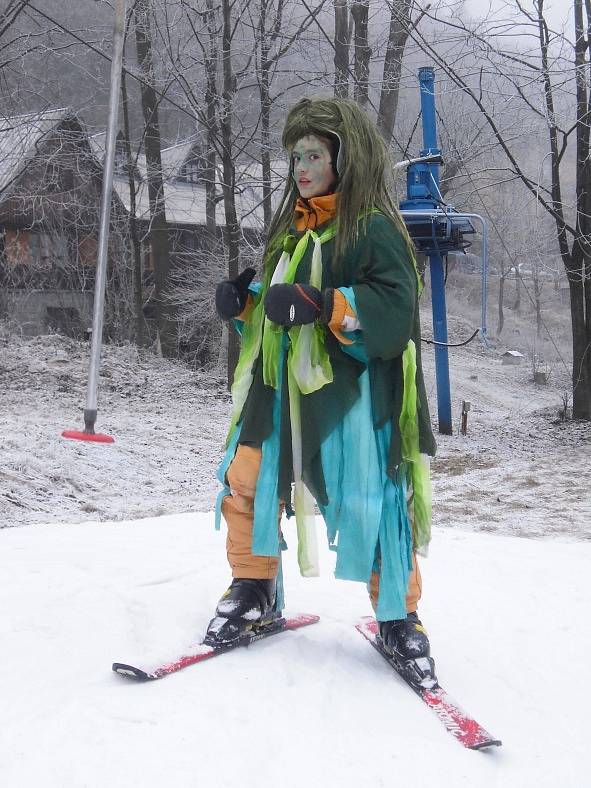 Tradiční silvestrovský karneval na sjezdovce Meva na Telnici.