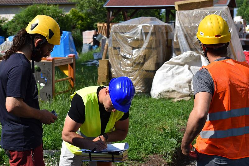 U rekonstruované školky v ústecké ulici Na Spálence se kvůli zazdění ptačích hnízd v pondělí 7. června sešli zástupci stavitele, ochránců přírody, novináři, inspektorky životního prostředí i magistrátní úřednice.