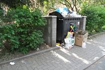 Přeplněné popelnice v ulici Pod školou