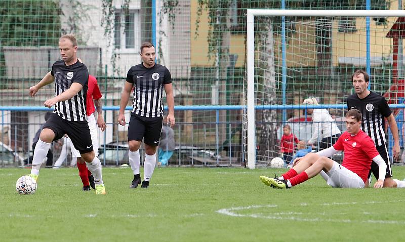 I.B třída - 5. kolo. Mojžíř (černobílí) porazil Sokol Unčín (červenobílí) poměrem 6:1.