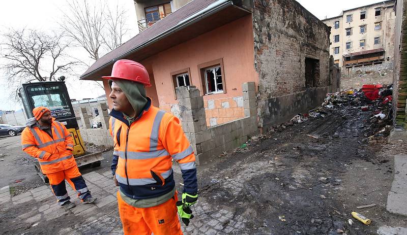 V ústecké Sklářské ulici je už zase nepořádek a soukromá firma, která zde provádí výkopové práce se nabídla, že to znova uklidí.