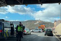 Pozor pod Benešovým mostem, nehoda brzdí dopravu