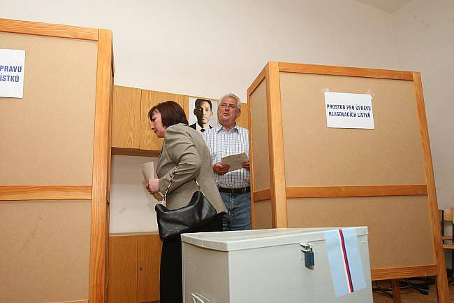 Volby v Ústí začaly! Byl volit i Miloš Zeman