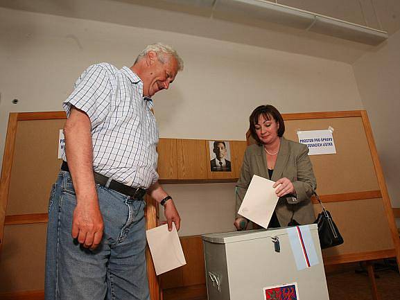 Volby v Ústí začaly! Byl volit i Miloš Zeman