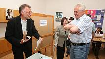 Volby v Ústí začaly! Byl volit i Miloš Zeman