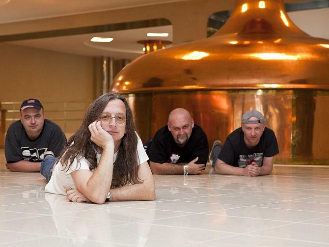 Skupina Alkehol se nechala vyfotit na místě sobě zvlášť milém v pivovaru.