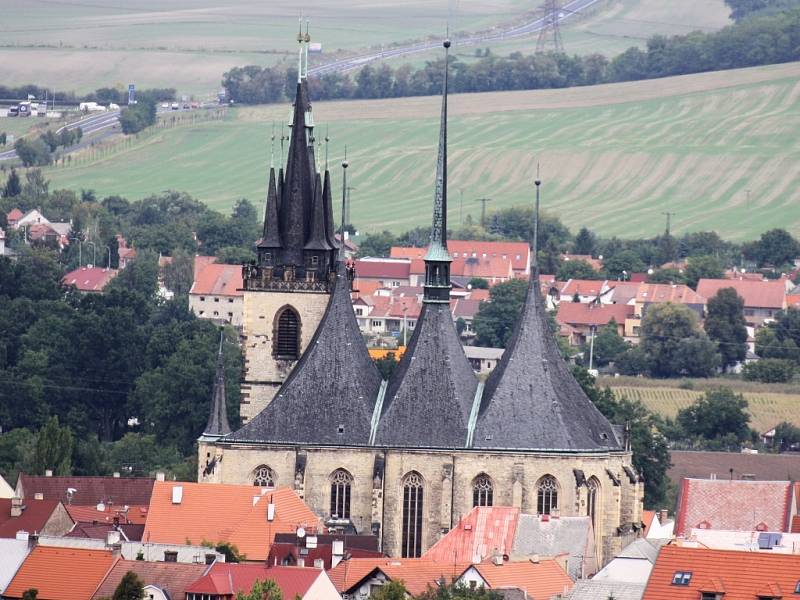 Pohled na chrám sv. Mikuláše v Lounech z vodárenské věže.