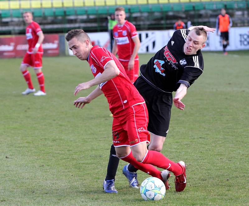 Ústečtí fotbalisté (červení) zvítězili na půdě HFK Olomouc 3:1.