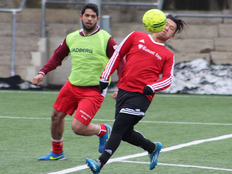 Fotbalisté Neštěmic (červení) prohráli v Děčíně s Rumburkem