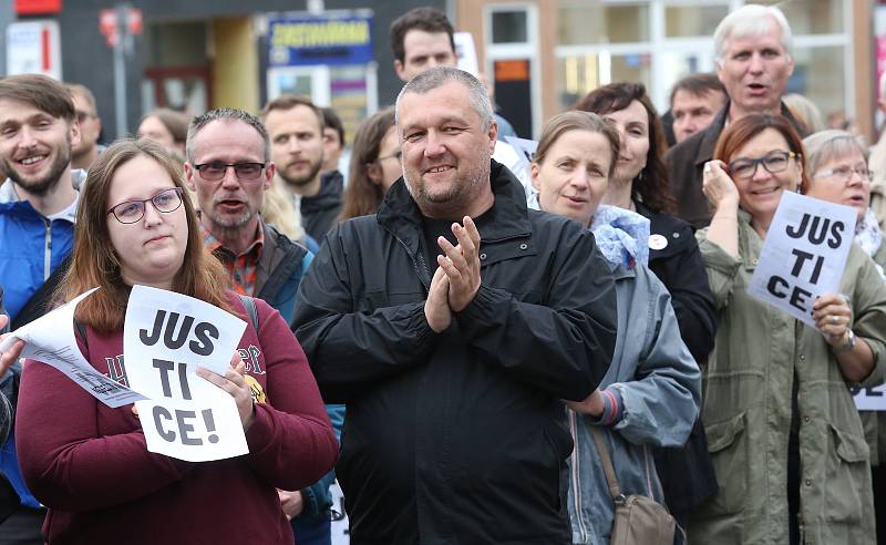 demonstrace proti Babišovi a Benešové