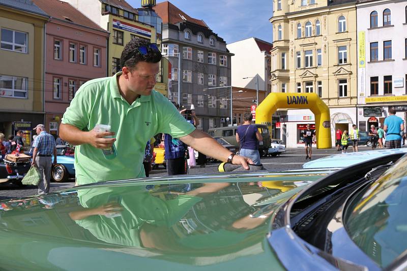 Již 21. ročník srazu historických vozidel s názvem Ústecká veterán rallye se v sobotu odehrál na Mírovém náměstí a na parkovišti u OC Olympia.