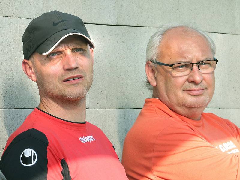 Fotbalisté Brné (černé dresy) porazili ve čtvrtfinále krajského poháru Louny (žlutočerní) 4:1. Tomáš Heřman (vlevo) a Milan Česlák