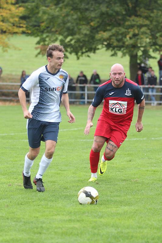 V televizním utkání porazily Hostovice před parádní návštěvou hosty z Chabařovic (červené dresy) 6:1.