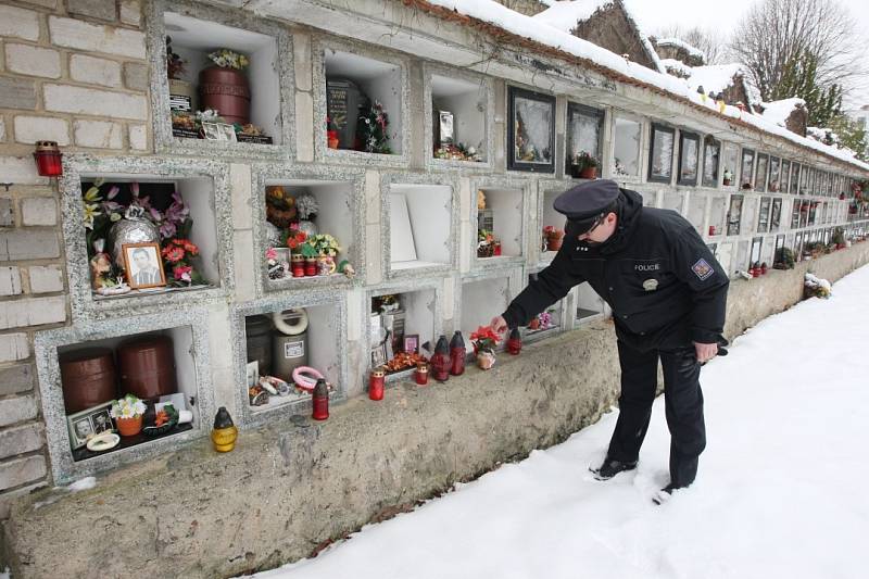 Okénka kolumbária na Střekově se staly terčem zloděje kovů.