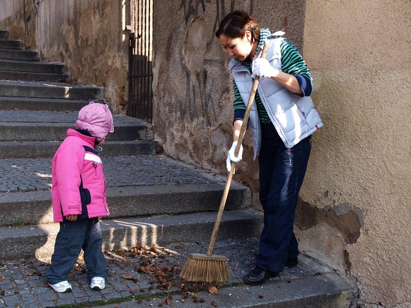 Do akce ústecké Poradny pro integraci s názvem „Clean up the world,“ se zapojila velká skupina cizinců z Kazachstánu, Vietnamci, Rusové, Ukrajinci, ale i dva Američané. 