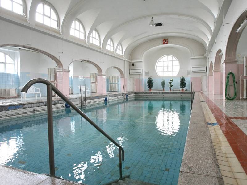 Chloubou Městských lázní je devatenáctimetrový bazén ohřívaný termálním vrtem.