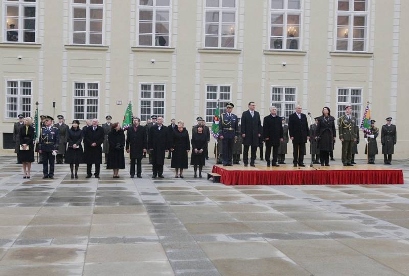 Miloš Zeman ve funkci vystřídal Václava Klause, který stál v čele země uplynulých deset let.