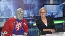 Hokejový Fantomas Vasil Simkovič v televizním studiu.