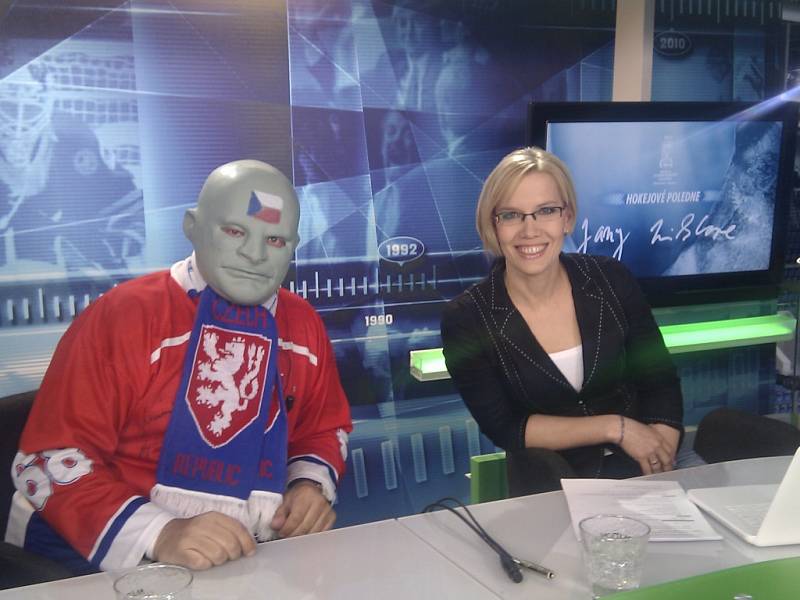 Hokejový Fantomas Vasil Simkovič v televizním studiu.