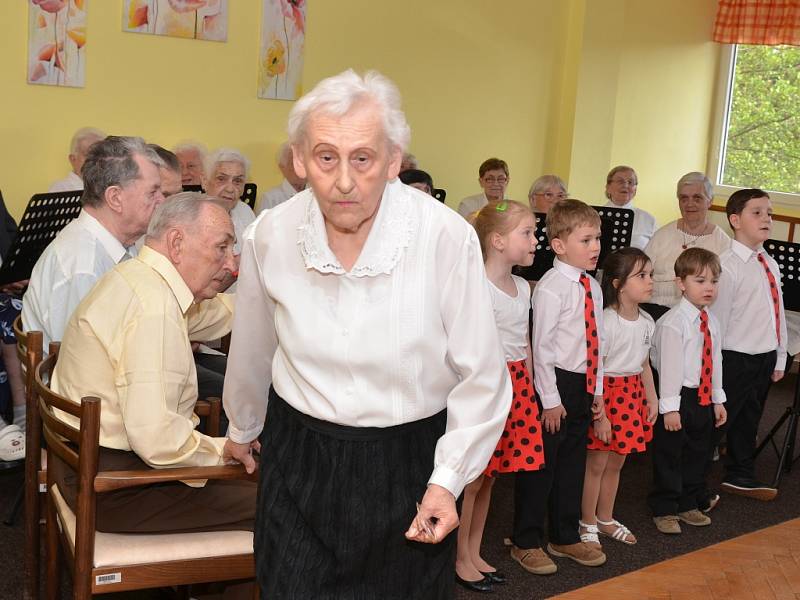 Krásnobřezenští senioři si zazpívali společně s dětským sborem Chorea Pueri Ustensis.