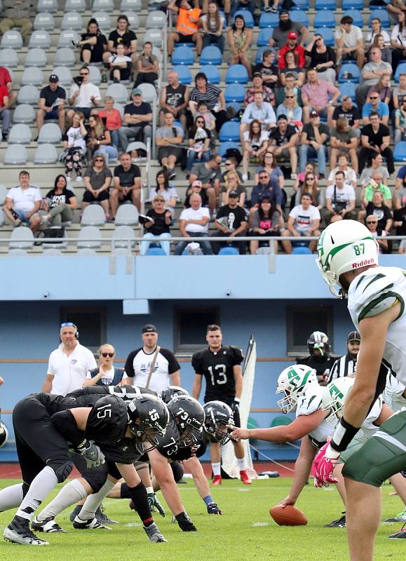 Paddock liga 2019. Ústečtí Blades (černé dresy) přehráli při prvním utkání na městském stadionu Alligators Brno (bílo-zelené dresy) 30:0.