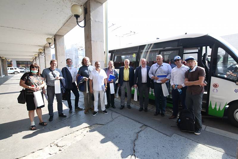 Politici a novináři se scházejí před ústeckou redakcí Deníku, odkud vyrazí autobusem do Mostu