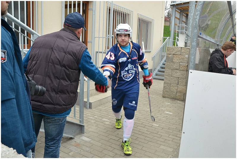 Hokejbalisté Elby Ústí nad Labem (v tmavém) podlehli ve 3. čtvrtfinále extraligy Kladnu 1:5. Foto: Miroslav Vlach