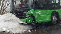 Srážka osobního auta a autobusu v obci Bříza