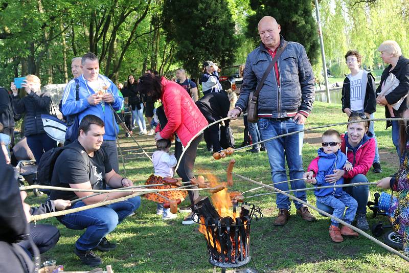 Jedním z mnoha míst tradičního pálení čarodějnic se opět stal Centrální park na Severní Terase.